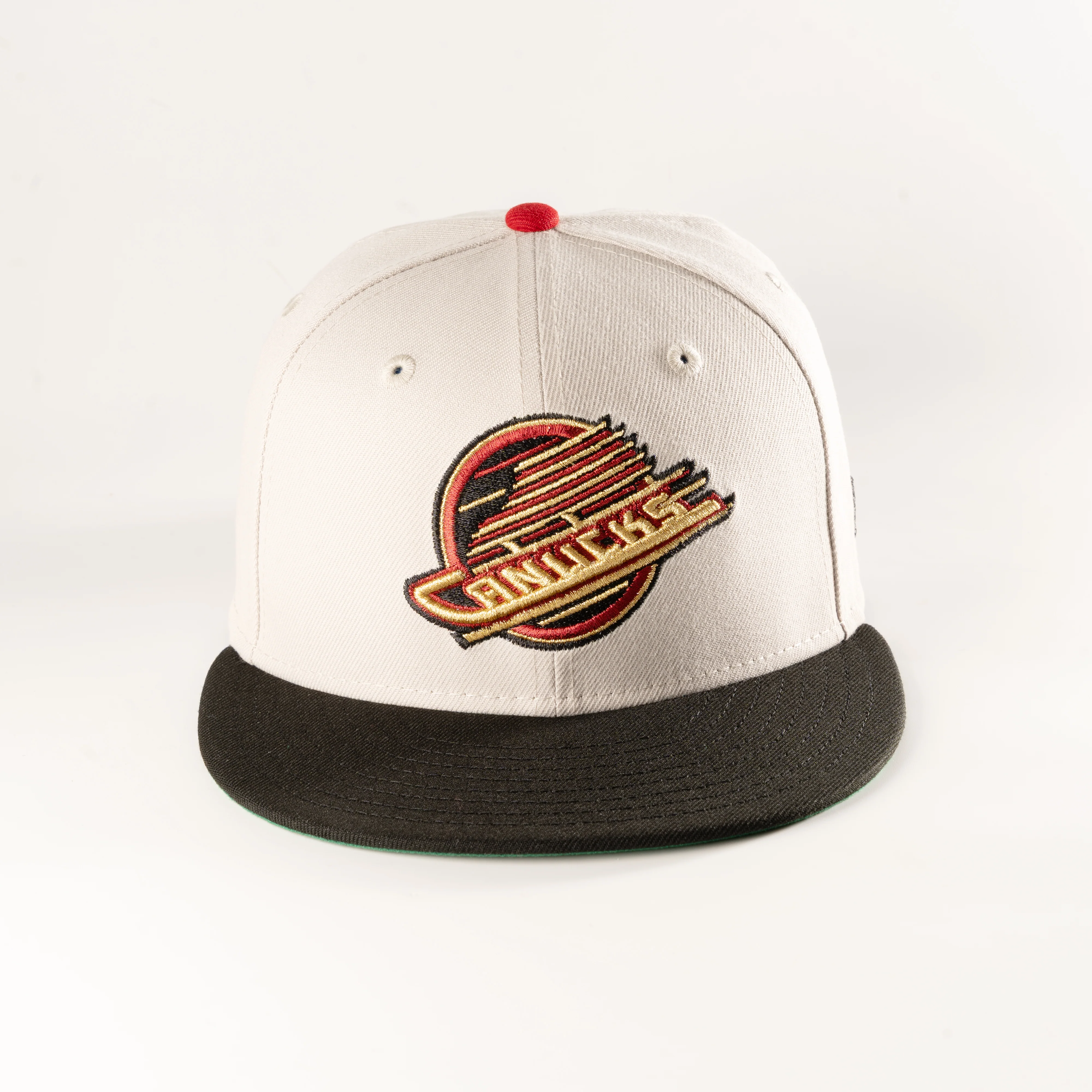 VANCOUVER CANUCKS METALLIC 59FIFTY FITTED HAT - Image 2